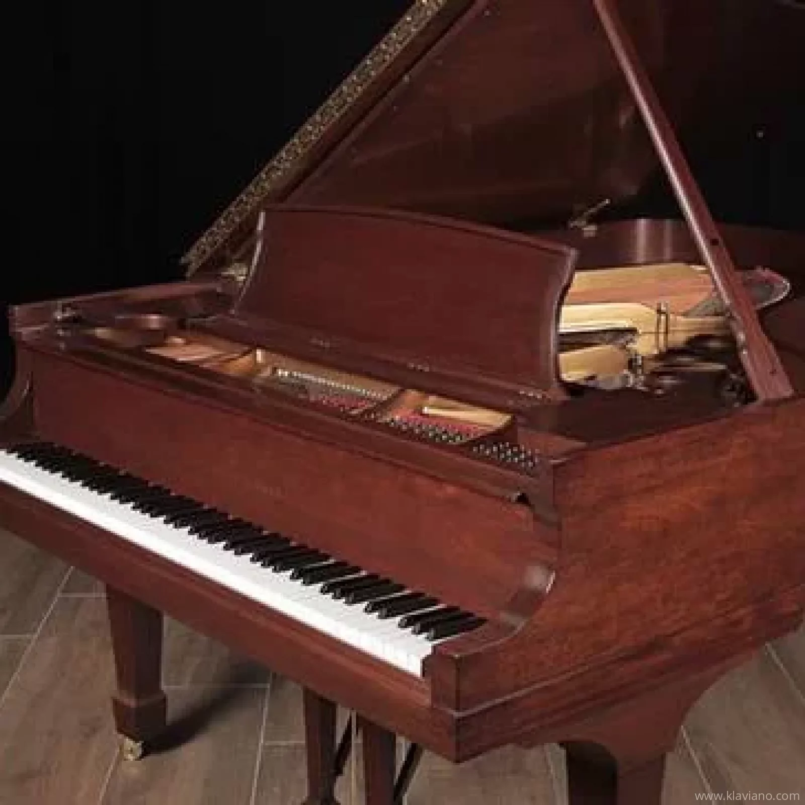 Används, Steinway & Sons, B-211