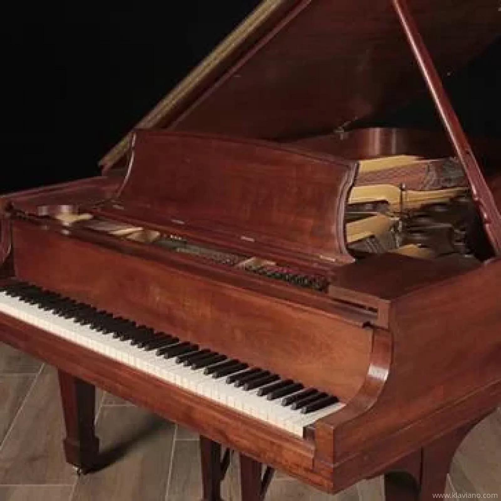 Används, Steinway & Sons, B-211