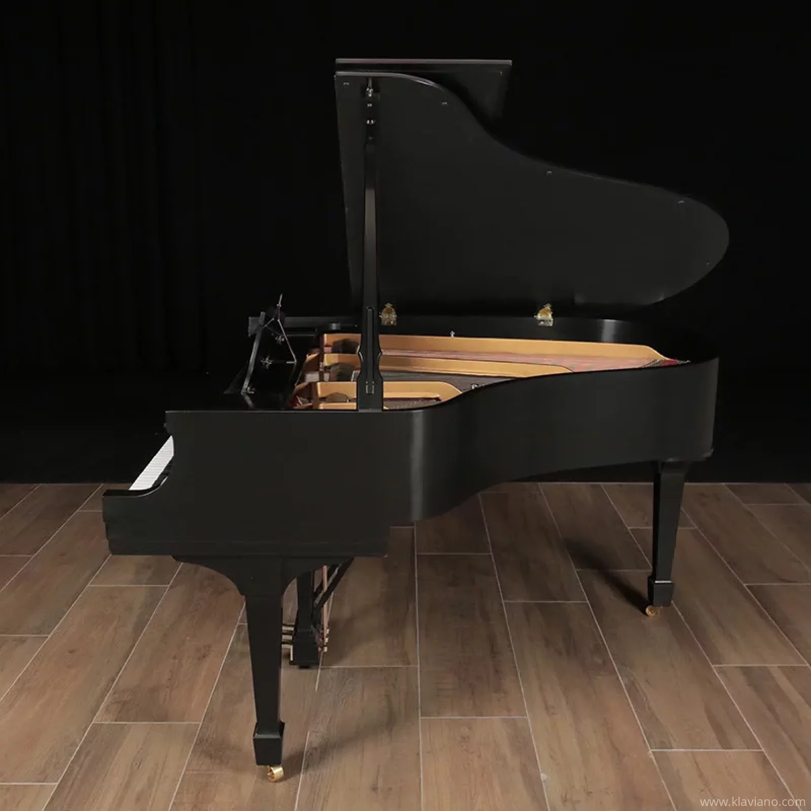 Används, Steinway & Sons, M-170