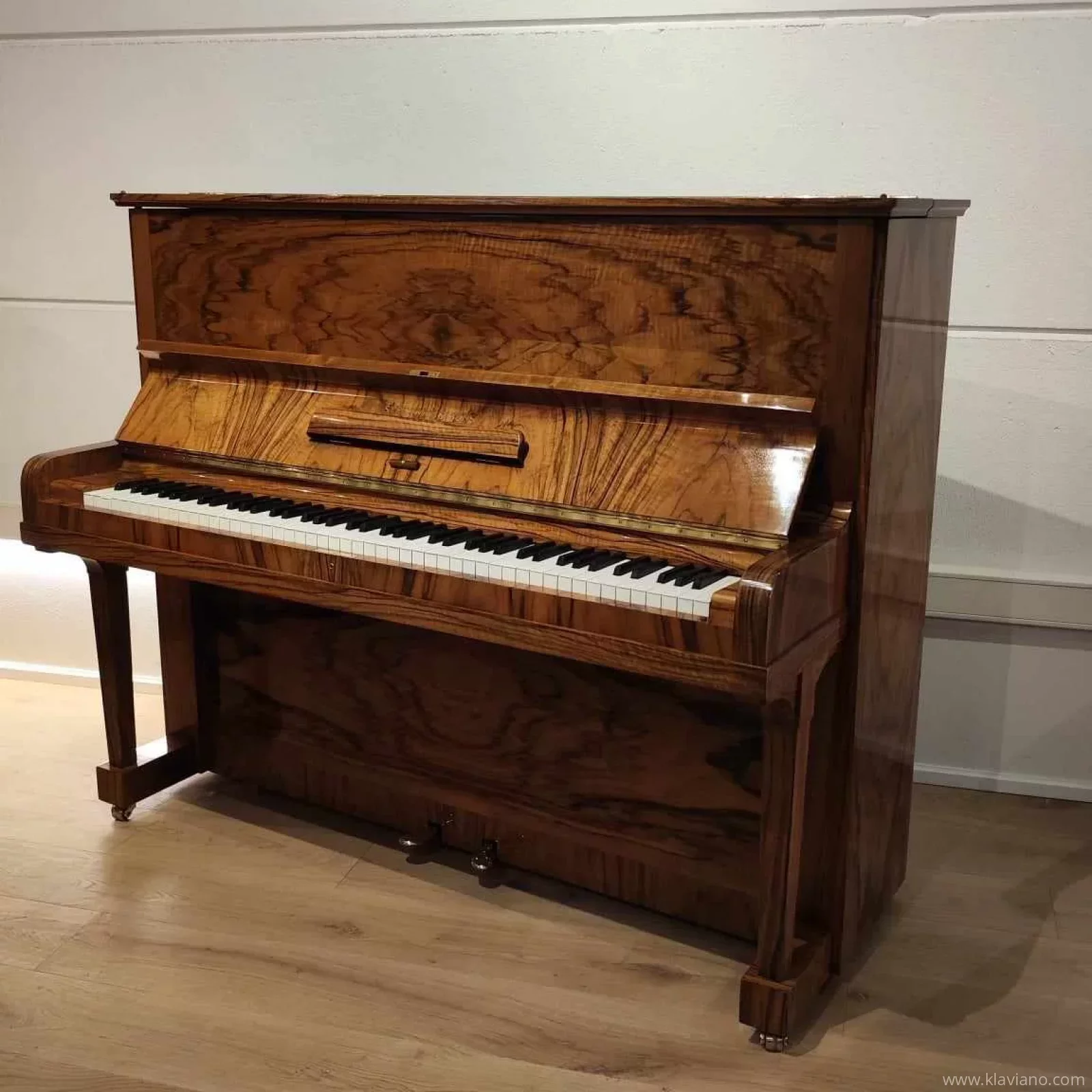 Usado, Steinway & Sons, V-125