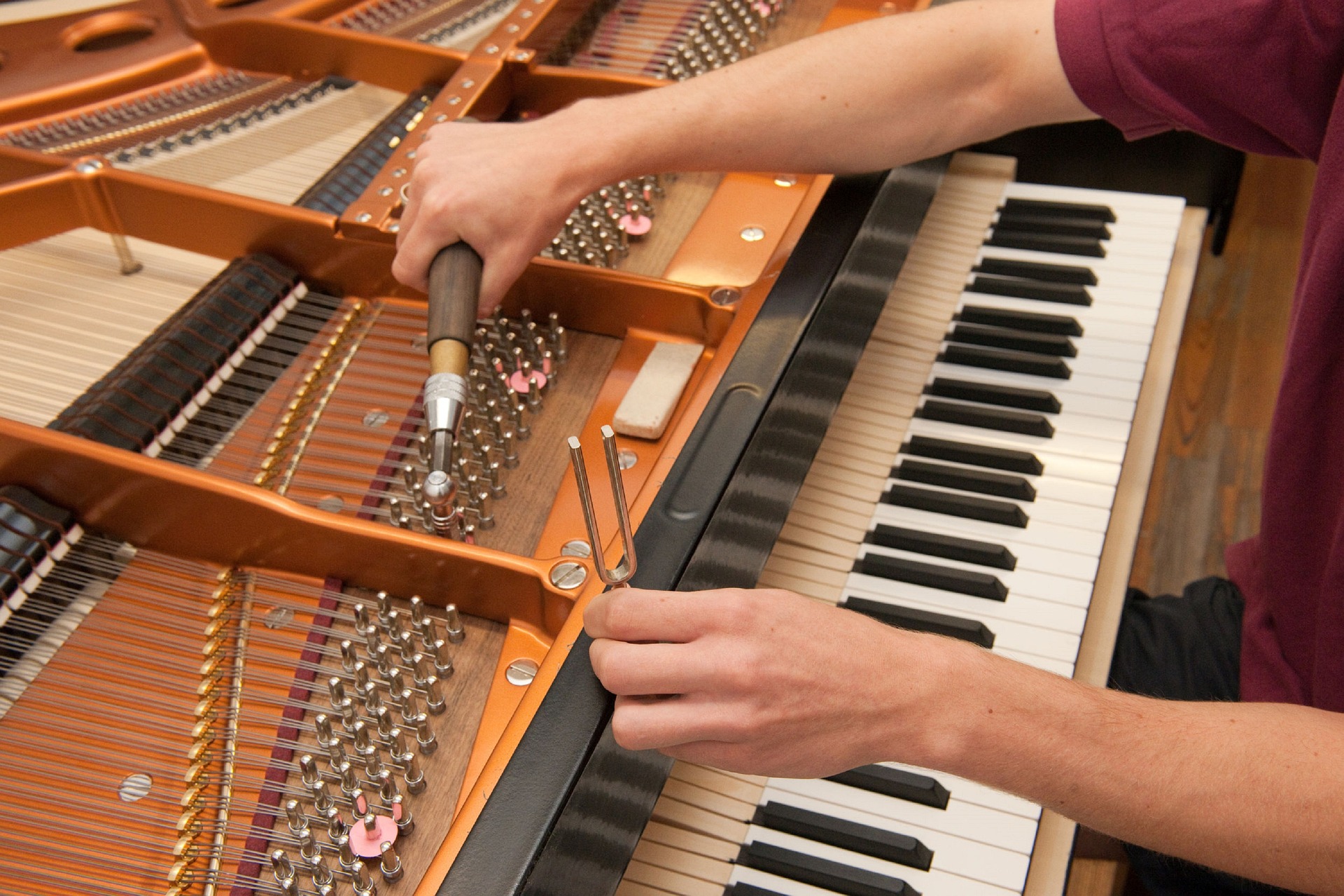 Le qualità di un eccellente accordatore di piano: una guida per gli amanti della musica