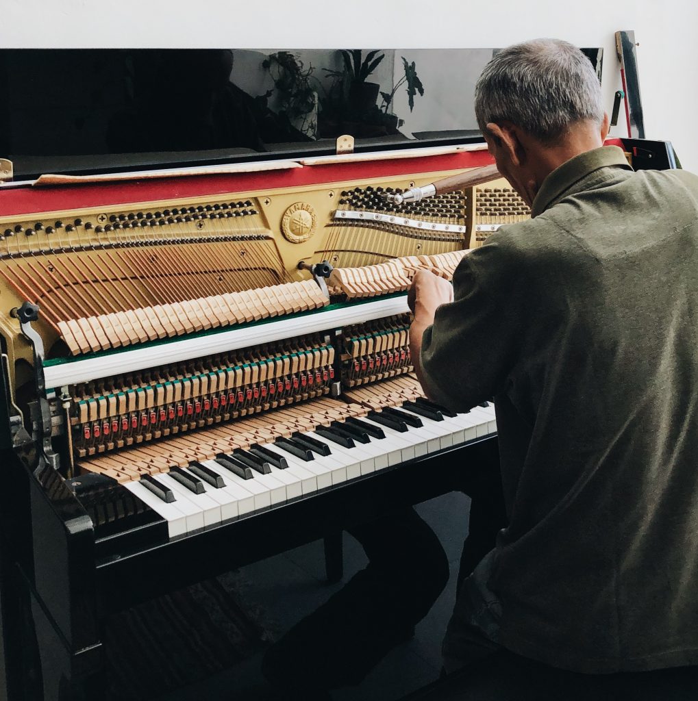 Cechy doskonałego stroiciela fortepianu