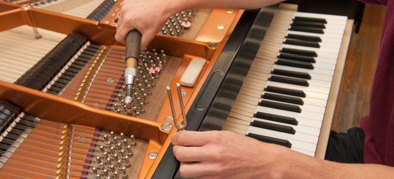 Les qualités d’un excellent accordeur de piano : un guide pour les mélomanes